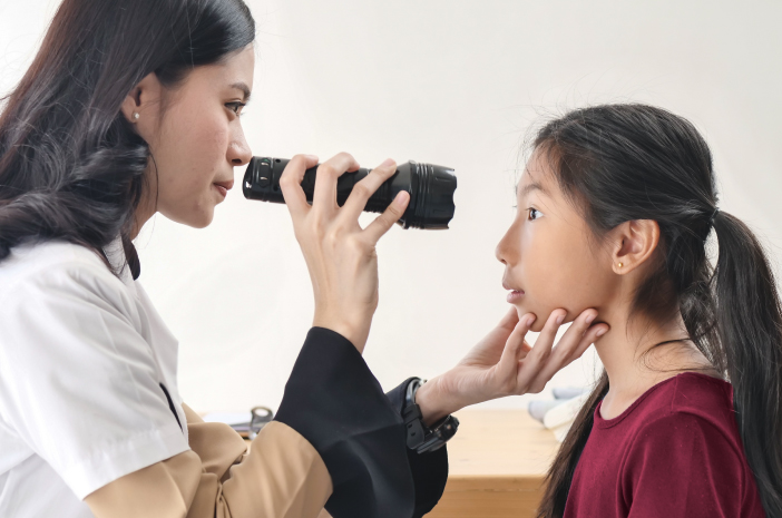 Cegah Retinoblastoma Sejak Dini, Anak Harus Rutin Cek Mata Cegah Retinoblastoma Sejak Dini, Anak Harus Rutin Cek Mata