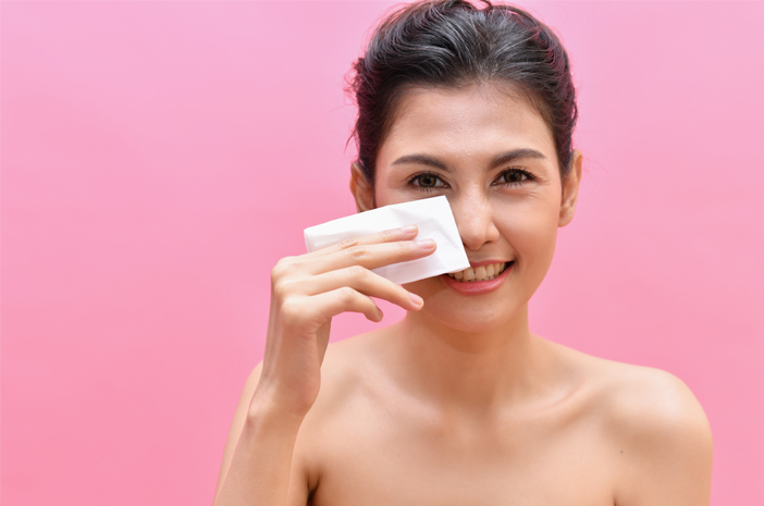 3 Cara Aman Membersihkan Mata dari Sisa Makeup