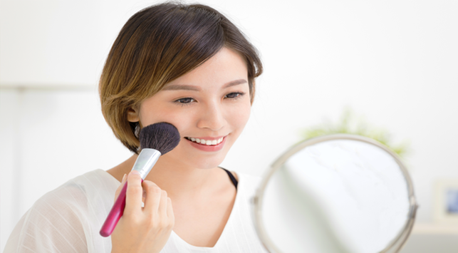 Punya Alergi Makeup? Tetap Cantik dengan Trik Dandan Ini