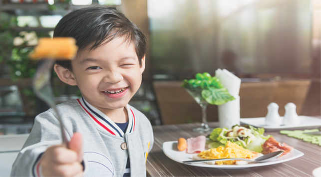 5 Trik Bentuk Pola Makan Sehat Si Kecil
