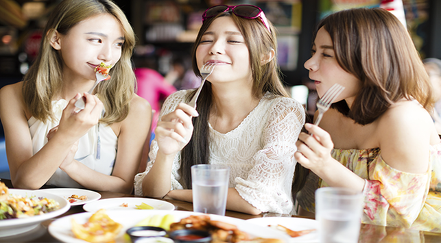 Makan Tanpa Rasa Bersalah, Ini Tips Langsing Saat Liburan