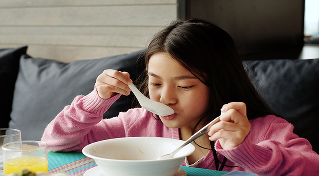 5 Cara Mudah Agar Anak Doyan Makan Sup