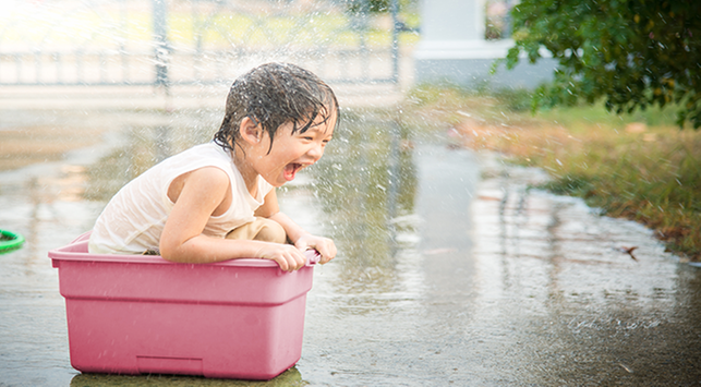 Manfaat bermain air bagi anak, tips aman bermain air bagi anak, anak suka main air Manfaat bermain air bagi anak, tips aman bermain air bagi anak, anak suka main air