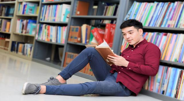 Hobi Baca? Hindari 5 Kebiasaan Ini Supaya Mata Tetap Sehat