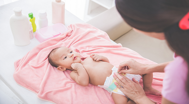mengganti popok bayi mengganti popok bayi