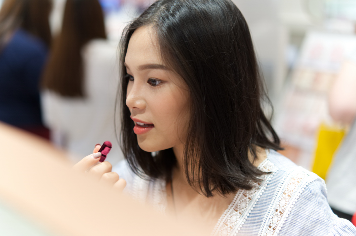 Risiko Sering Coba Tester Makeup yang Perlu Diketahui Risiko Sering Coba Tester Makeup yang Perlu Diketahui